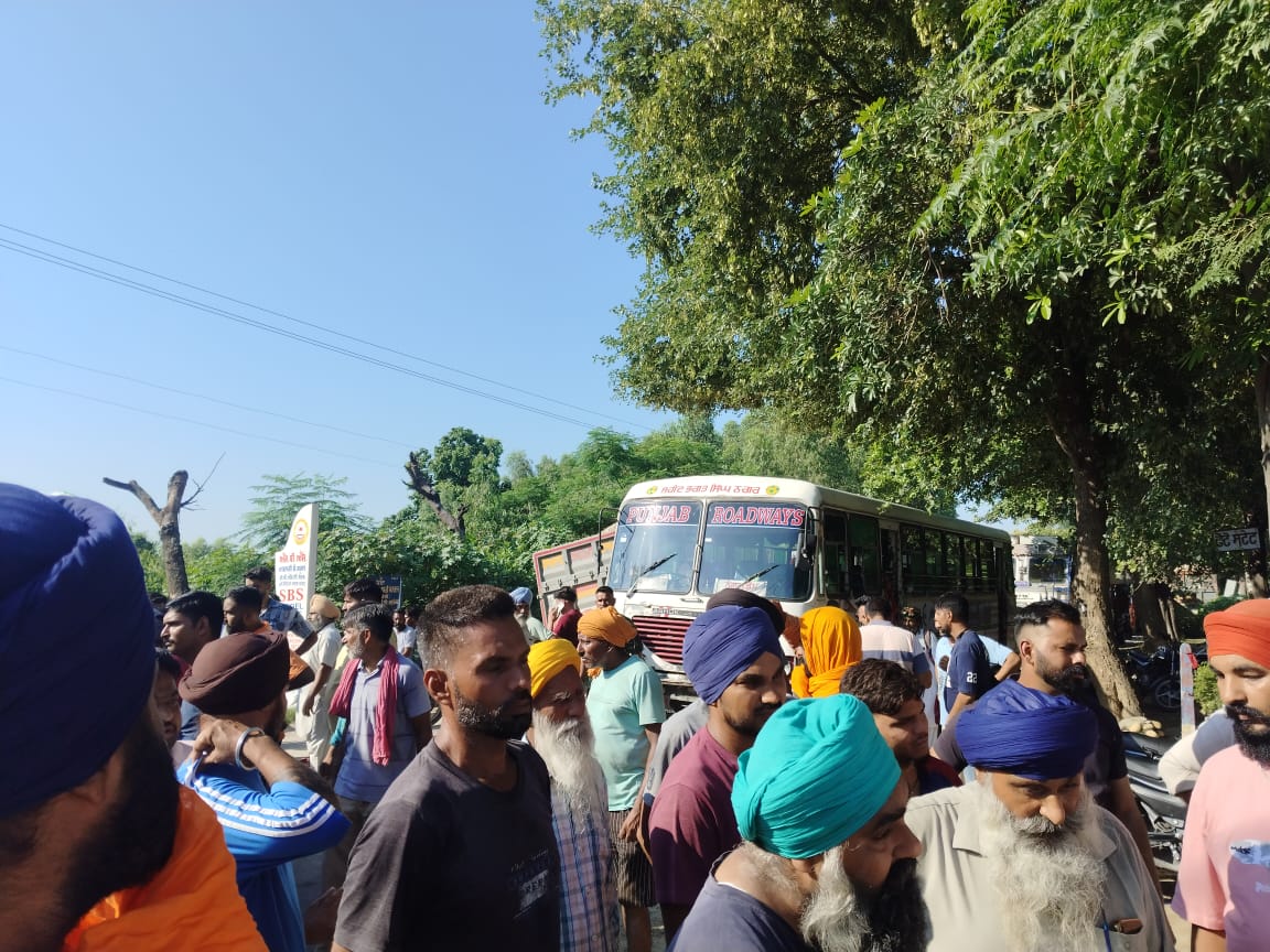 गढ़शंकर पुलिस ने लोगों को दिया आश्वासन, रात 10 बजे से सुबह 6 बजे तक ही चलेंगे टिपर